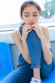 小东西我们在水里做运动视频